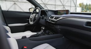 LEXUS UX: A KÜLSŐ VONALVEZETÉSE RAGAD MAGÁVAL, DE A BELSEJE EJT RABUL